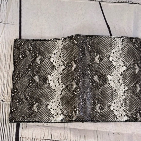 FOSSIL RFID Passport Case - Picture 4 of 4